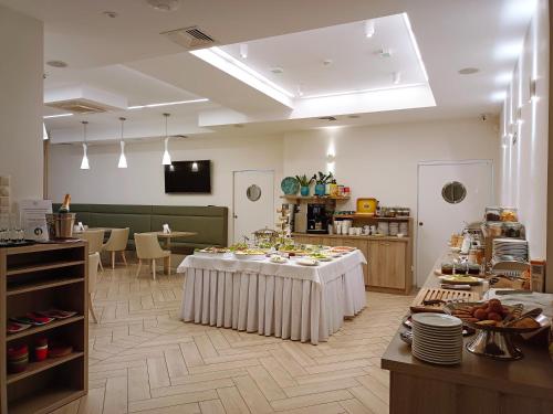 Hotel Willa Odkrywców في شكلارسكا بوريبا: غرفة كبيرة مع طاولة عليها طعام