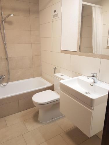 Bilik mandi di Apartments Spiegl Holzmann