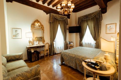 Hotel Palazzo Alexander في لوكّا: غرفة نوم بسرير وطاولة وكرسي