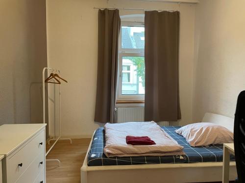 um pequeno quarto com uma cama e uma janela em Lovely room in Düsseldorf nearly Düsseldorf Hbf em Dusseldorf