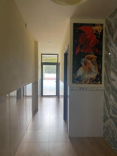 頭頓的住宿－Motel Hoa Hồng，墙上有画作的走廊和门