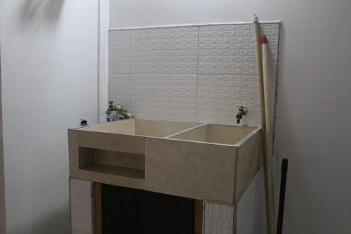 baño con lavabo de hormigón en una habitación en Aparta Suite Torre De Prado, en Medellín