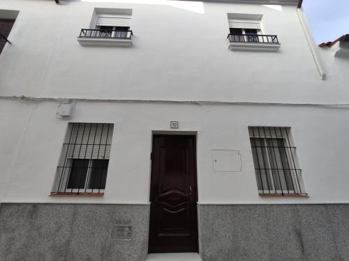 um edifício branco com uma porta e janelas em Casa Fregenal Centro R&S em Fregenal de la Sierra