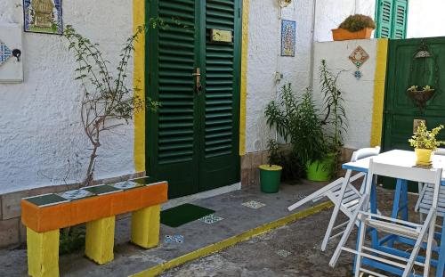 a green door and a table and a table and chairs at Zagara di Sicilia in Marsala