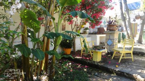 un jardín con sillas y plantas en un patio en Zagara di Sicilia, en Marsala