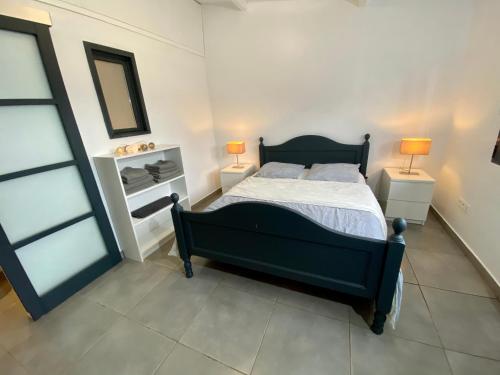 una camera da letto con un letto e due lampade su due tavoli di Gujan-Mestras Chez Flo maison 4 places la hume a Gujan-Mestras
