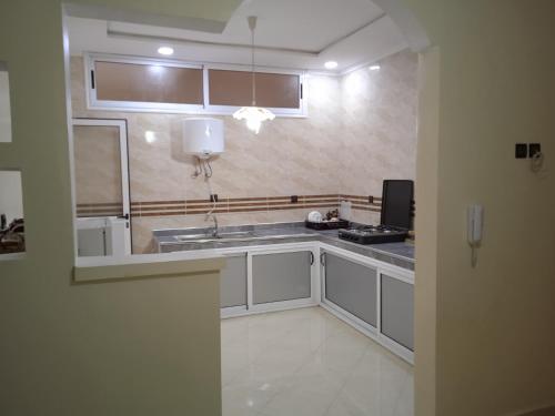 uma cozinha com um lavatório e uma bancada em Appartement à louer Tiznit 2 em Tiznit