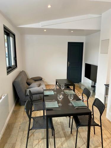 un salon avec une table, des chaises et un canapé dans l'établissement Gujan-Mestras Chez Flo maison 4 places la hume, à Gujan-Mestras