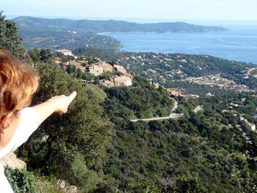 a woman standing on top of a mountain looking out at the water at NOUVEAU ! Chambre d'Hôte Insolite PRIVEE " CŒURS DE PIRATES à BALI EN PROVENCE" SPA SAUNA MASSAGES dans cadre EXOTIQUE d'Aménagements EXTÉRIEURS D'EXCEPTION ÉTÉ comme HIVER BIENVENUE !!! in Cavalaire-sur-Mer