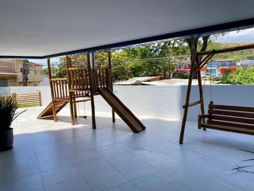 Zona de juegos infantil en Vista mar com piscina