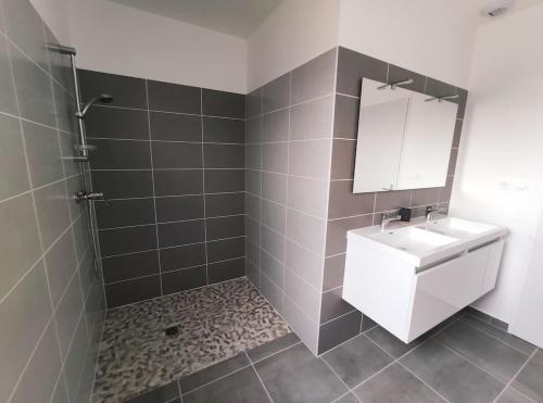 Koupelna v ubytování Villa Neuve avec Piscine privée Vallon pont d'Arc - 2 chambres - 6personnes - cocon