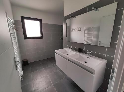 Ett badrum på Villa Neuve avec Piscine privée Vallon pont d'Arc - 2 chambres - 6personnes - cocon
