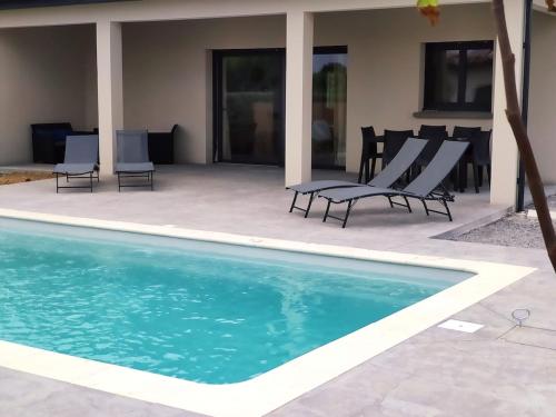 Bazén v ubytování Villa Neuve avec Piscine privée Vallon pont d'Arc - 2 chambres - 6personnes - cocon nebo v jeho okolí