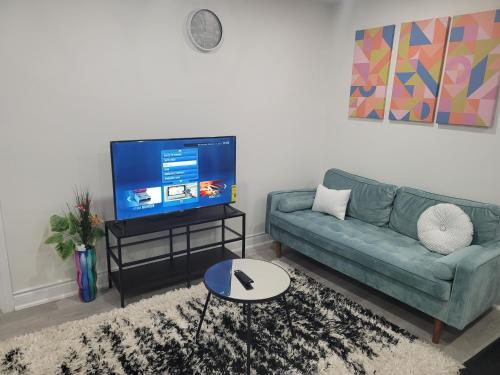 Una televisión o centro de entretenimiento en Newly built 2 Bedroom Basement Apartment