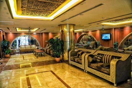 un hall avec des canapés et une télévision dans un bâtiment dans l'établissement Manart Al Misk Hotel, à La Mecque