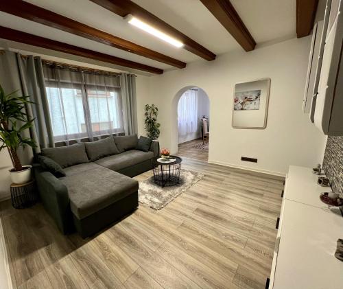 een woonkamer met een bank en een tafel bij 3 Zimmer Ferienwohnung Denis in Oberwesel