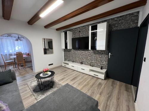 een woonkamer met een bank en een tv bij 3 Zimmer Ferienwohnung Denis in Oberwesel