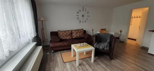 ein Wohnzimmer mit einem Sofa und einem Tisch in der Unterkunft Familie Fritz in Gager