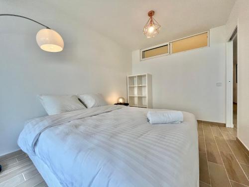 1 dormitorio con 1 cama blanca grande en una habitación en "Port Garavan" Calme, Piscine, Rénové, Parking, en Menton