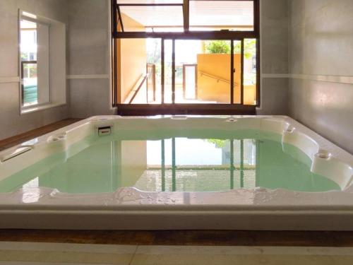 bañera grande en una habitación con ventana en Apart Hotel Barra Leme com Vista Mar Maravillhosa B1-002o, en Río de Janeiro