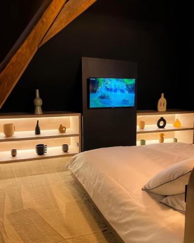 Schlafzimmer mit einem Bett und einem Flachbild-TV in der Unterkunft Suite la cabaña 