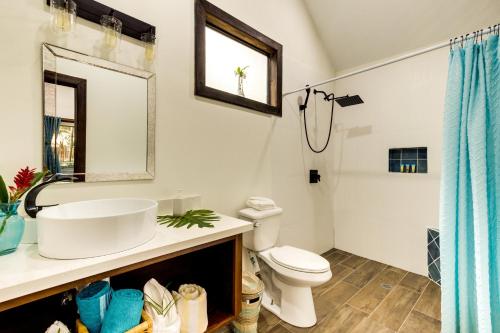uma casa de banho com um lavatório e um WC em Azure Del Mar em Maya Beach