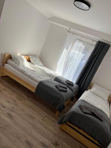 1 dormitorio con cama y ventana en Rzut beretem od gondoli, en Szczyrk
