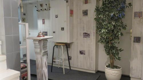 une chambre avec une table et une plante en pot dans l'établissement La Malle - la suite, à Schiltigheim