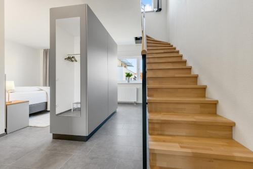 デンツリンゲンにあるEmpire Living: Denzlingen Marktplatzの鏡付きの家の階段