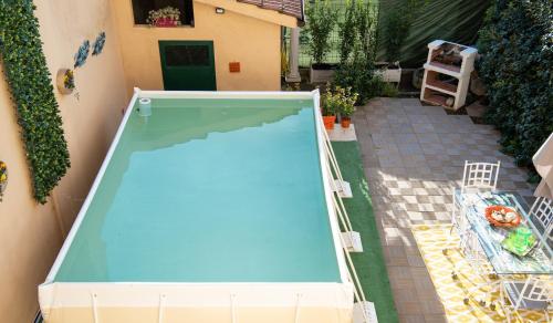una piscina vacía en el patio trasero de una casa en Borgo Nuovo Housing en Fucecchio