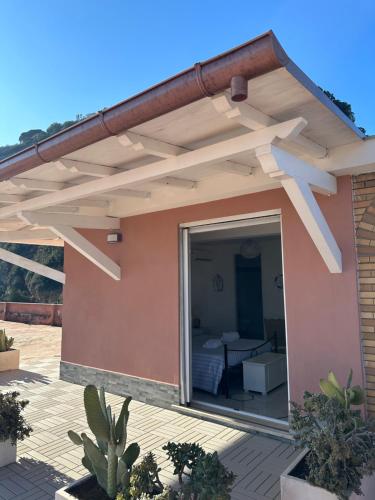 a pergola on the side of a house at The RoofPort in San Felice Circeo