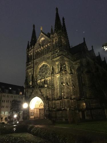 a large cathedral building with a light at night at Im Herzen - Zentral in Leipzig in Leipzig