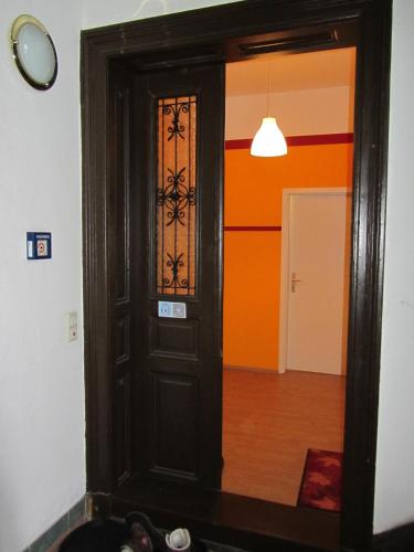 a reflection of a door in a mirror in a room at Im Herzen - Zentral in Leipzig in Leipzig