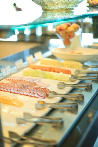 リオデジャネイロにあるeSuites Hotel Recreio Shoppingのカウンターの上にたくさんのナイフとスプーン