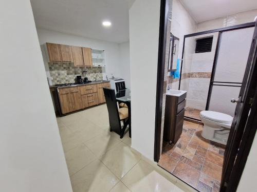 una pequeña cocina con aseo y lavamanos en Las Margaritas apartments, Pereira City Centre, en Pereira