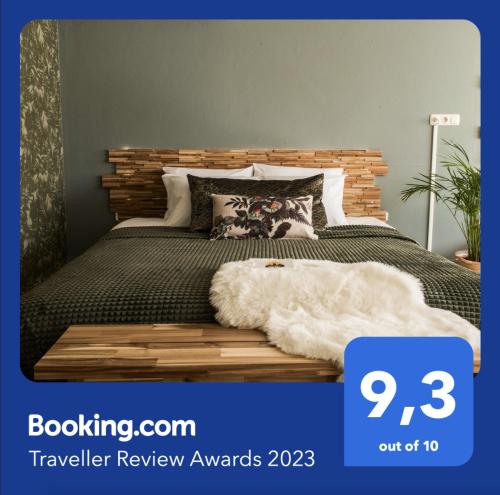 een slaapkamer met een bed met een houten hoofdeinde bij BnB It Hazzeleger Beetsterzwaag in Beetsterzwaag