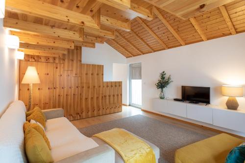 a living room with a couch and a tv at Apartamento Férias (Apartamento Norte) in Costa Nova