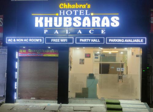 un panneau indiquant un palais huitzgas d'hôtel dans l'établissement hotel khubsaras palace by chhabra's, à Agra