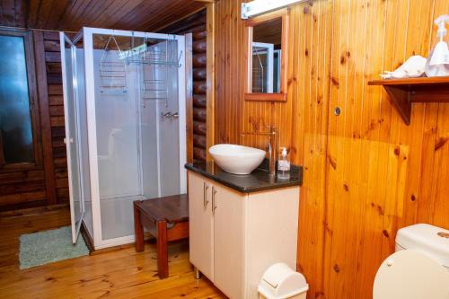 La salle de bains est pourvue de toilettes, d'un lavabo et d'une douche. dans l'établissement Sodwana Bay Lodge House 34, à Sodwana Bay