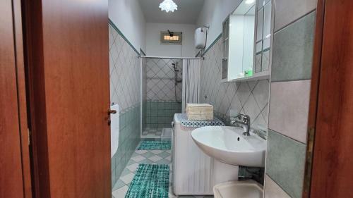 a bathroom with a sink and a shower at Almiva alloggio confortevole vicino alla Scala dei Turchi in Realmonte