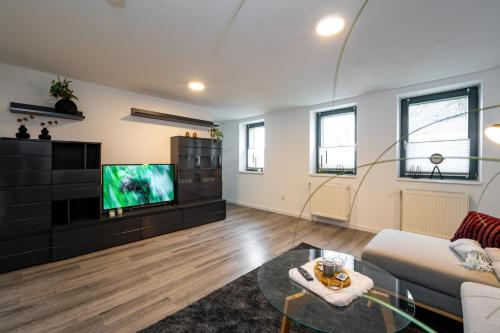 a living room with a tv and a couch at Börde-Apartment 5 in Vahldorf