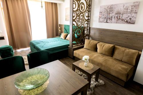 Un pat sau paturi într-o cameră la President Kop Lux Apartman