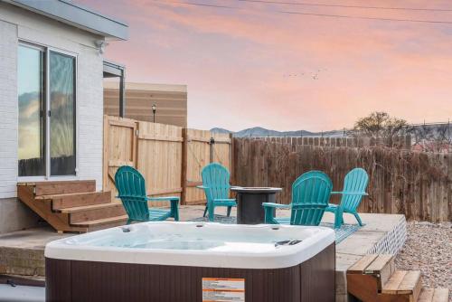 un grupo de sillas sentadas alrededor de una bañera de hidromasaje en Luxurious Fully Renovated House w/ New Hot Tub! en Sandy