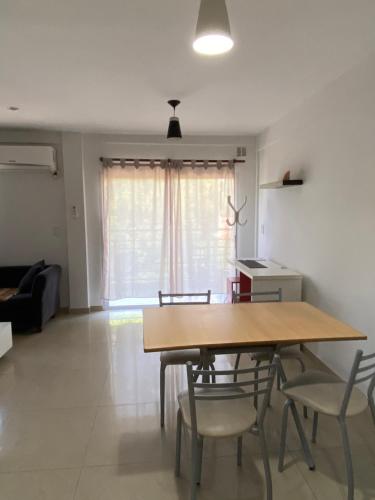 cocina y comedor con mesa de madera y sillas en Depto en Monte Grande a 15 minutos del Aeropuerto 4 Zona Residencial en Monte Grande