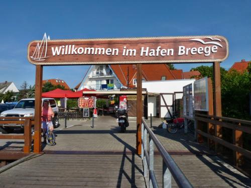 a sign for a walkway in a harlem street at Pension Mola in Breege