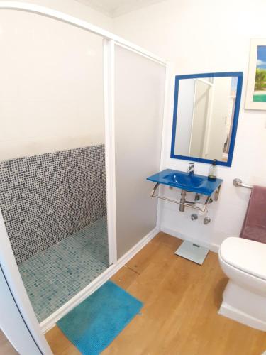 bagno con doccia e lavandino blu di Apartamento Obispo Frutos a Murcia