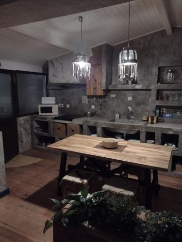 una cucina con tavolo in legno in una camera di Valentine's House a Óbidos