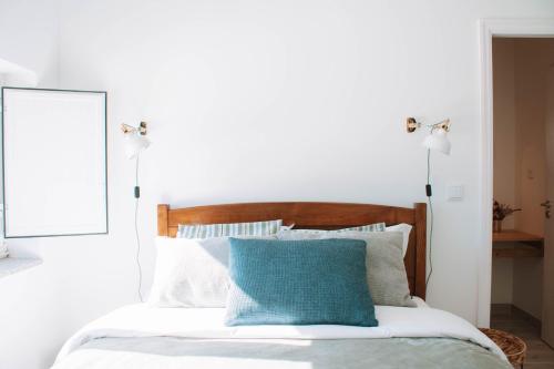 - une chambre avec un lit doté d'un oreiller bleu dans l'établissement Just Like Home - Casa Antonio em Paredes de Coura, à Paredes de Coura