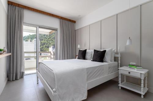 Un dormitorio blanco con una cama grande y una ventana en Conforto em Copacabana - 1 quarto - BR1307 Z3, en Río de Janeiro