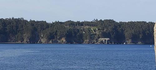 a large body of water with a house on a hill at Quintana&lev in Viveiro